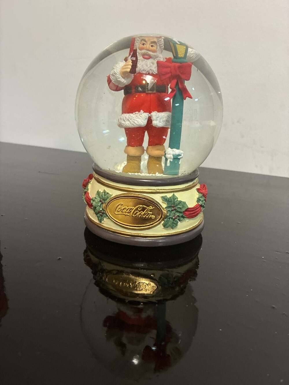 Vintage 1994 Coca-Cola Santa At The Lamppost Musical Snowglobe